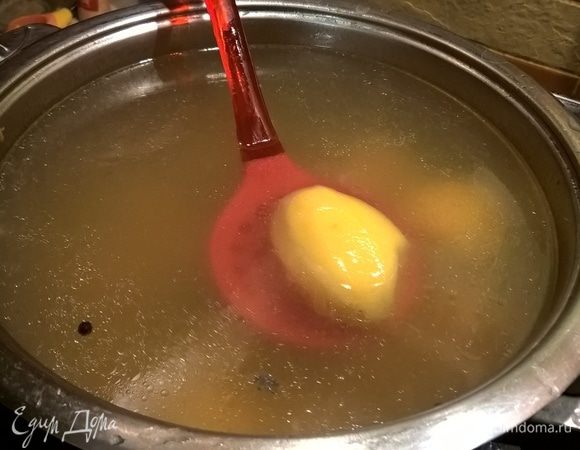 Теперь, когда у нас подготовлены все овощи, можно варить юшку. Закладываем все ингредиенты по принципу — чем дольше варится, тем раньше попадает в кипяток. Сначала картофель.