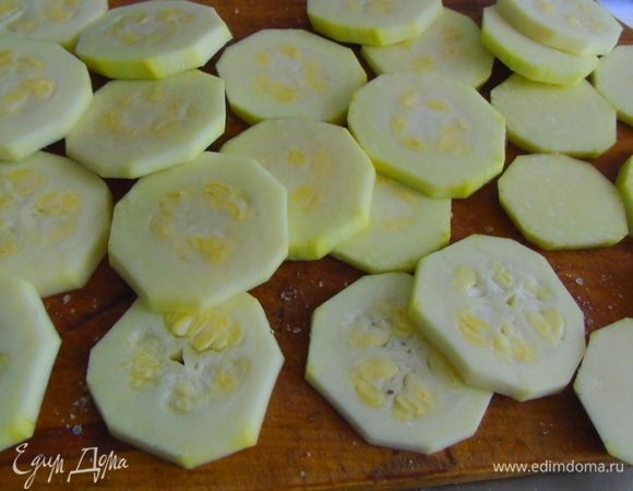 С кабачка снимаем шкурку, если молоденькие, можно не снимать. Нарезаем кружками. Солим, перчим.