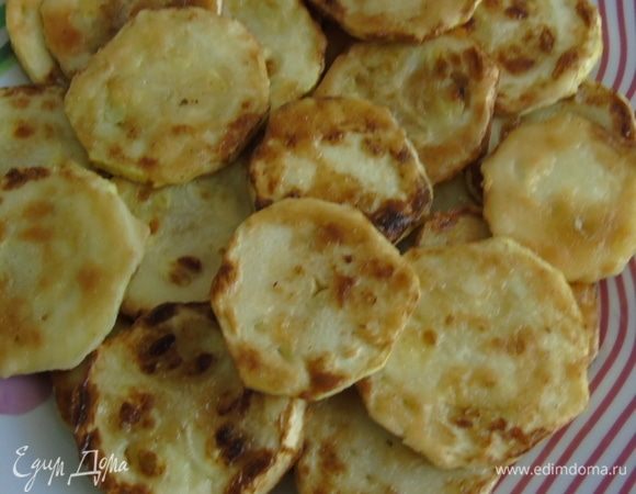 Обваливаем кабачки в муке и обжариваем с двух сторон, до золотистости.