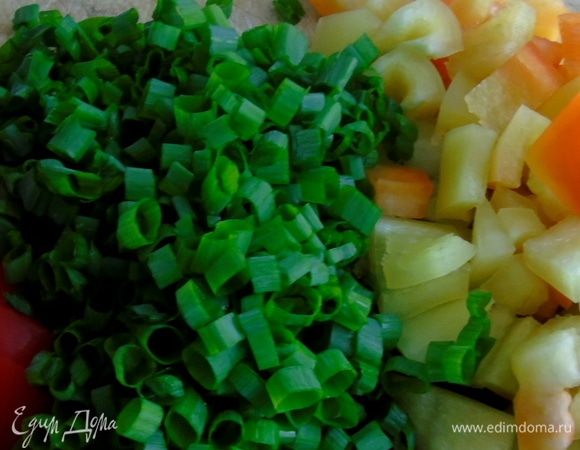 Помидоры и перец нарезать кубиками, перец лучше брать зеленого цвета, для контраста. Лук нарезаем мелко.