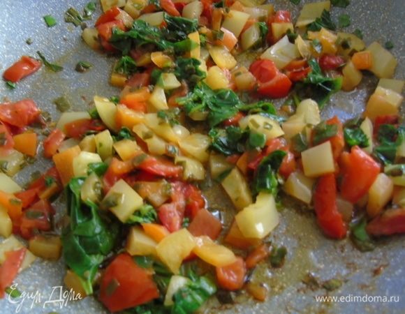 В сковороде разогреваем оливковое масло и обжариваем помидоры, перец и лук. Прикрываем крышкой и тушим 5-7 минут.