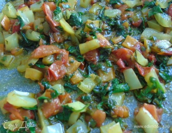 Щавель измельчаем и добавляем в сковороду. Тушим еще 5 минут. 