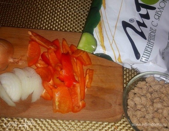Сладкий болгарский перец чистим, моем, режем. Лук нарезаем полукольцами.