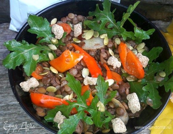 Очень сытный получается салат, а самое главное он наполнен витаминами и пользой.