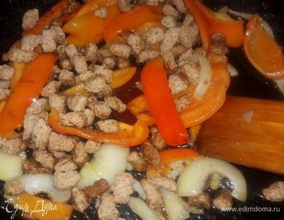 Овощи обжариваем на сковоре, за пару минут до готовности добавляем пшеничные отруби ТМ «Лито». Все тщательно перемешиваем. Так отруби напитаються ароматами овощей.