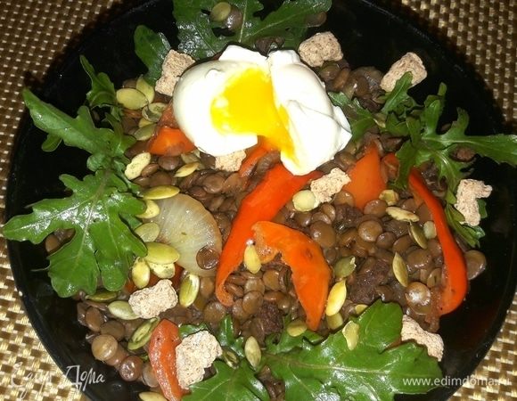 Смешиваем чечевицу с обжаренными овощами и отрубями, добавляем рукколу, тыквенные семечки, посыпаем сверху отрубями и добавляем вареное яйцо. Для заправки я использую оливковое масло с лимоном. Соль, перец по вкусу. 