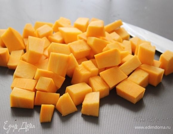 300 г очищенной тыквы. Нарезать кубиком.