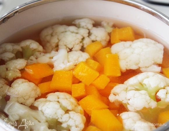 В кастрюлю погрузить тыкву, соцветия цветной капусты (использовала с/м). Залить холодной водой вровень с овощами, поставить на средний огонь и варить до готовности. 