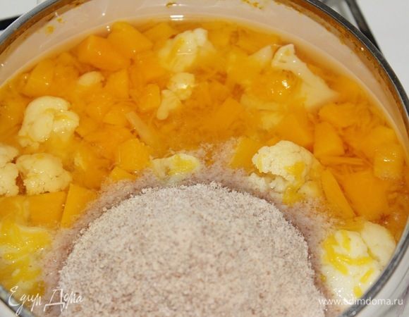 Когда овощи готовы, добавить специи, соль и отруби. Использовала специи асафетида, карри и для овощных блюд. Пермешать и выключить огонь. 