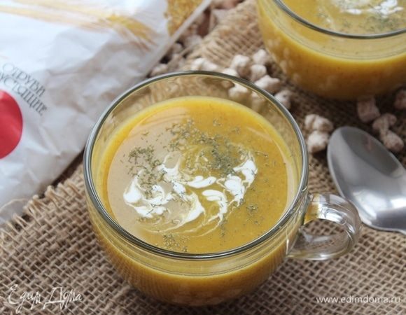 Далее взбиваем погружным блендером. Рекомендую перед тем как взбивать, слить половину бульона в емкость. Делается это для того, чтобы получить нужную вам консистенцию. Если получилось густо, то смело добавить еще бульон. Суп прекрасен как и самостоятельное блюдо и вкусно, если подать с кнелями/мясными шариками. Моим родным нравится с кусочками бекона. Будьте здоровы!