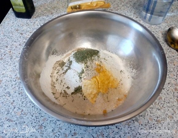 Просеять муку и в нее добавить соль, сахар, куркуму, петрушку, укроп, дрожжи и перемешать.