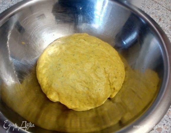 Добавить оливковое масло и воду (порциями), замесить тесто. Вымешивать тесто ~10 мин.