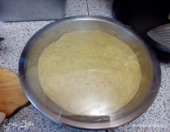 В смазанную емкость переложить тесто, накрыв пищевой пленкой. Оставить отдыхать тесто на 1-1,5 часа (до увеличения в ~3 раза).