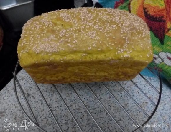 Разогреть духовку до 200°C. Выпекать хлеб 25 минут (10-15 минут при 200°С и 10-15 минут при 180°С). Остудить хлеб в духовке 15 минут, далее вынуть и остудить в форме 15 минут, после хлеб положить на решетку (чтобы дно хорошо продувалось), накрыть полотенцем и дать остыть 1-3 часа.