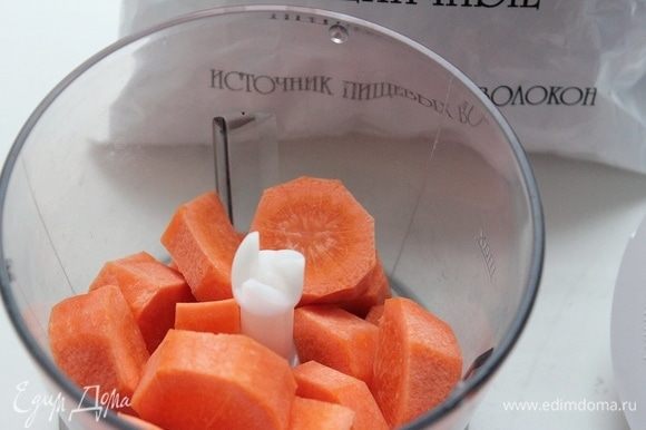 Морковь очистить, погрузить в чащу блендера.