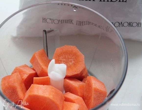 Морковь очистить, погрузить в чащу блендера.