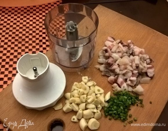 Пока варится уха, займемся льоком. Как я уже писала, в идеале сало для лека должно быть старым — оно дает неповторимый аромат. Но если сало у вас нормальное, а не старое, тоже пойдет. Главное, чтобы оно было соленым — свежее не годится. Сало и чеснок нарезаем на мелкие кусочки и перетираем их с солью и молотым перцем. Это можно сделать в ступке или просто рубить ножом, или растирать вилкой на разделочной доске. Но быстрее и проще всего это сделать блендером. Соли и молотого перца нужно насыпать щедро, но в пределах разумного.