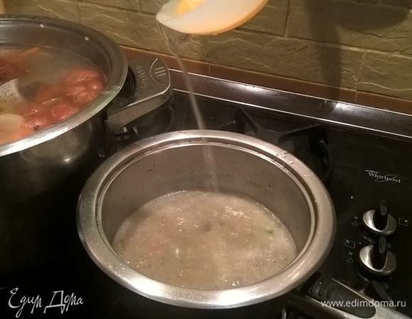 Полученную массу перекладываем в глубокую емкость и заливаем минимум 0,5 л кипящей юшки — льок готов. Он должен быть очень соленым, острым и ароматным.