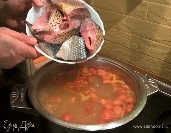 Когда проварились овощи, добавляем порционные куски рыбы. Учтите, что рыба варится быстро, и ее важно не переварить, чтобы не развалилась. Поэтому ее нужно класть в бульон, когда картошка уже почти готова. Если вы не рассчитали, и рыба сварилась раньше овощей, то лучше ее извлечь из бульона и вернуть в уху, когда та будет готова.