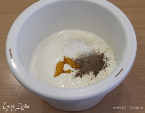 Взбить яйца с сахаром до густой белой  пены, добавить разрыхлитель, тыквенное пюре, соль, корицу, муку.


