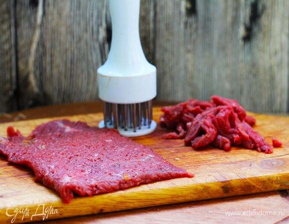 Смешать все ингредиенты для горчичного соуса. Отложить в сторону. Говядину нарезать поперек волокон. Я была не уверена в мягкости мяса, поэтому разрезала его вдоль на 2 пласта и каждый хорошо обработала тендерайзером и молотком, в результате мясо было нежнейшим. Тонкие полоски мяса перемешать с маринадом. Отложить на 20 минут.