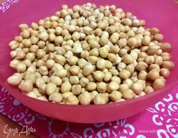 Нут замочить на ночь и отварить до готовности (примерно 30–40 минут).
Если вы, как и я, нечасто имеете дело с нутом, то имейте в виду, что при замачивании он увеличивается в объеме в два раза, так что посудину надо выбрить для этого поглубже.