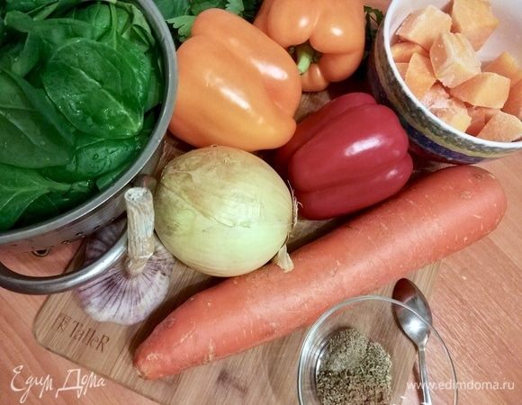 Пока варится нут, подготовить овощи: лук и чеснок мелко нарезать, морковь натереть, тыкву и сладкий перец нарезать ломтиками (у меня тыква была замороженная со времен Хэллоуина), шпинат промыть и откинуть на дуршлаг.