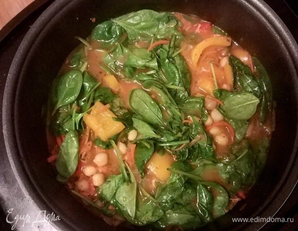 Добавляем шпинат и оставляем на огне еще 5–10 минут. Пускай зелень станет мягкой, но не потеряет свой цвет.