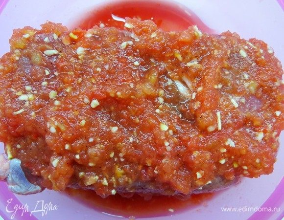 Говядину замариновать в аджике минимум на 2 часа, а лучше — на ночь. 