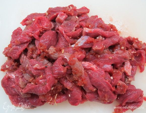 Перед приготовлением супа достать мясо и нарезать его на тонкие полоски, как на бефстроганов.