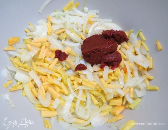 Добавить в кастрюлю к луку. Обжарить до прозрачности лука, затем добавить томатную пасту, перемешать, обжаривать еще минут 5.
