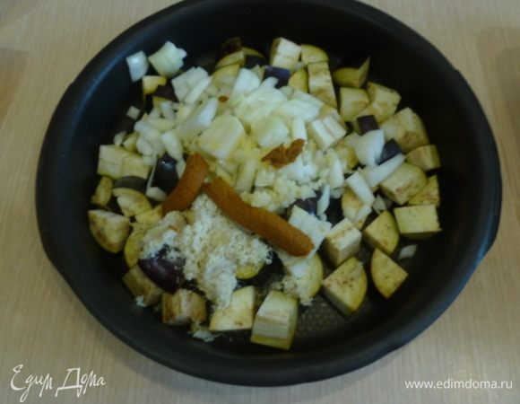 Добавить пасту карри, тертый имбирь, пропущенный через пресс чеснок. Приправить солью и перцем по вкусу.