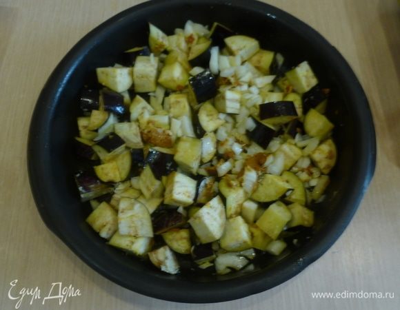 Сбрызнуть маслом, перемешать и поставить в духовку на 30 минут.
