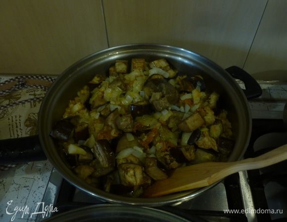 Когда баклажаны готовы, добавить их к гороху. Продолжать готовить еще 40 минут.
