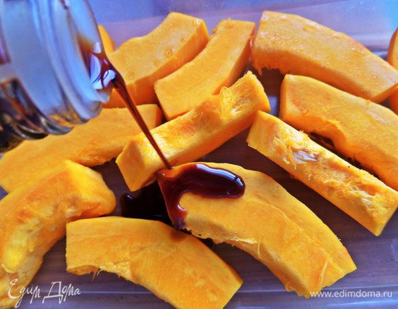 Полить соевым соусом.