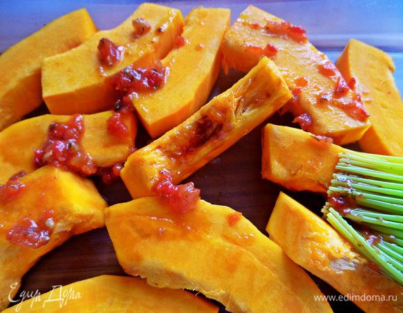 Нанести на кусочки аджику.