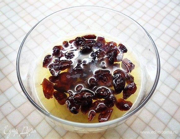 Вяленую вишню замачиваем в небольшом количестве коньяка (для детей в вишневом соке) на 10-15 минут. Затем вынимаем и просушиваем на бумажном полотенце.