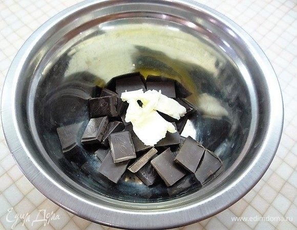 В чашку кладем кусочки шоколада и сливочное масло, растапливаем на водяной бане, постоянно помешивая.