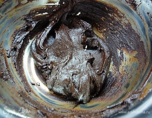 Как только шоколад и масло растопятся, вливаем горячее молоко и продолжаем перемешивать. Должна получиться шоколадная глянцевая масса.