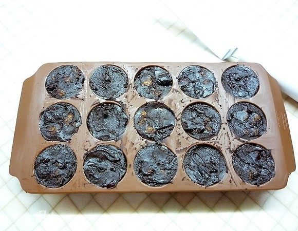 Выкладываем получившуюся массу в формочки для конфет и убираем в холодильник на 1 час до полного остывания шоколада.