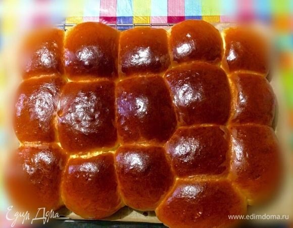 Духовку предварительно нагрела на 190-200°С. Выпекала до румяной корочки 25-30 минут, остужала булочки на решетке.