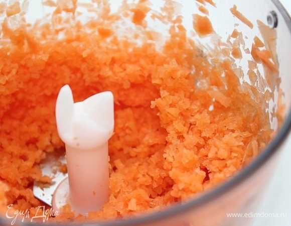 Измельчить. В отсутствии блендера, натереть на мелкой терке. 