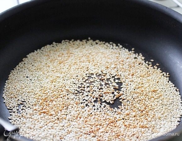 Кунжут обжарить до золотистого цвета.