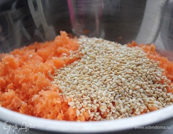 К измельченной морковке добавить кунжут.