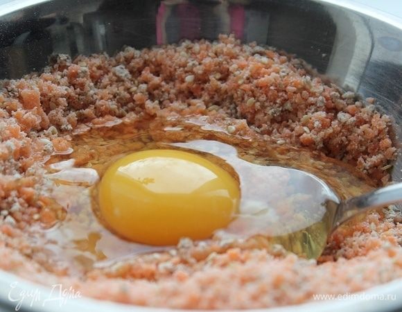 Добавить яйцо. Тщательно перемешать.