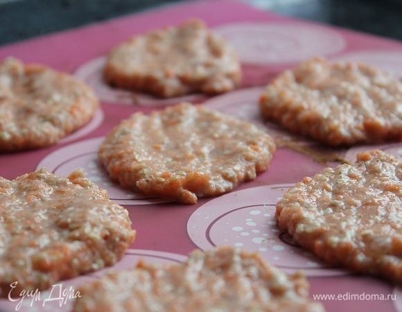 Итак. Вариант печенья, когда хрустящее снаружи. Выложить при помощи ложки на силиконовый коврик или проверенную пекарскую бумагу (сталкивалась с такой бумагой, что уж лучше без нее). По толщине буквально 5-7 мм. Запекать до зарумянивания, примерно 15 минут (учитывая особенности духового шкафа). Главное — не пересушить. Получается хрустящим снаружи, а внутри тонкий мякиш. 