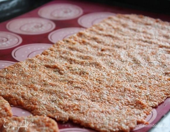 И третий вариант. Выложить тонким пластом, примерно до 5 мм. Запекать 7-10 минут (учитывая особенности духового шкафа). Главное — не превратить в сушинку.