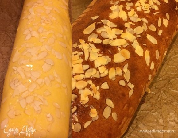 Желток смешать с молоком и смазать рулет. Рулет посыпать миндалем и выпекать 30-35 минут.