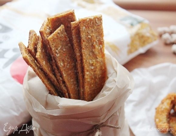 Остывший пласт нарезать на полоски. По консистенции плотные и как резиновые, наподобие снеков.
К сожалению, первого варианта печенья нет, так как к моменту фотографирования оно было уже съедено), очень нравятся подобные лакомства «на перекус». Будьте здоровы!