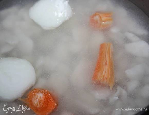 В первую очередь необходимо поставить варить рыбу. В воду добавить лук и морковь (лук и морковь предварительно очистить и нарезать на дольки). Варить после закипания около 20-25 мин. 
